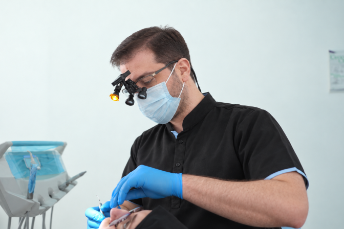 8 Signs of Gum Disease in Abu Dhabi You Shouldn’t Ignore